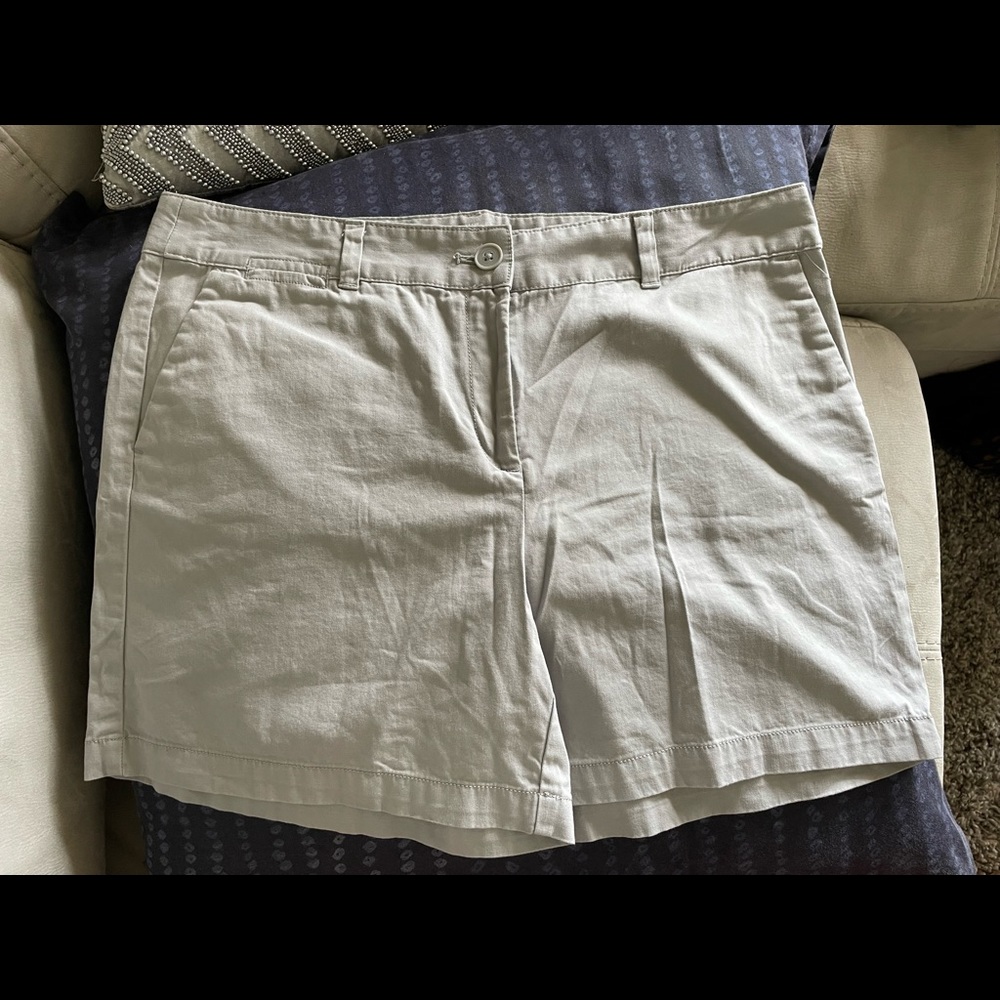 Ann Taylor Loft soft twill shorts. Flattering fit & length. SZ 12